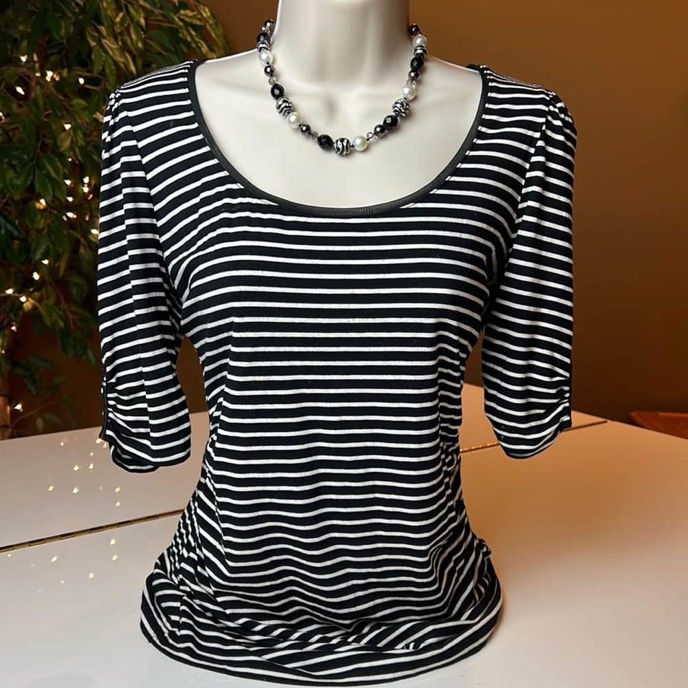 🖤WHITE HOUSE BLACK MARKET BLACK & WHITE STRIPED TOP KEYHOLE BACK SIZE SMALL🖤🤍
